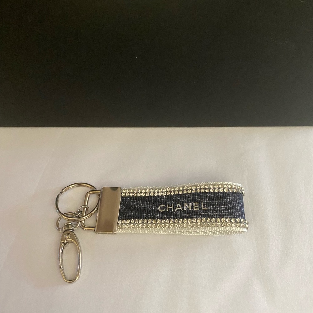 Shimmer Ribbon Keychain - Picture 3 of 5